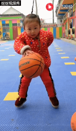 实拍: 幼儿园老师这样教孩子打篮球, 家长看到都不相信这是自己家孩子!