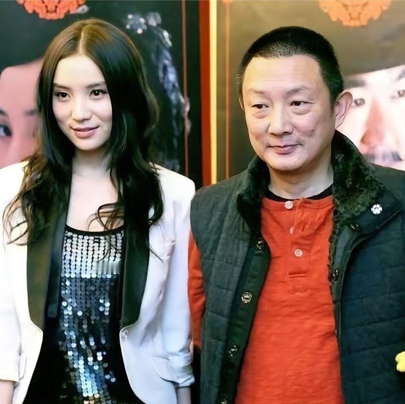 2007年，50岁的导演张黎爱上了27岁的宋佳，当时的张黎已经结了5次婚，为了娶