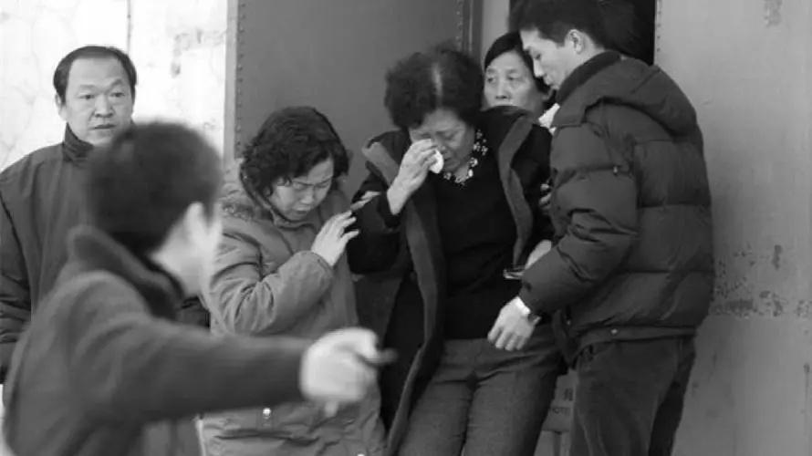 我邻村有个男孩子，读了博士后，父亲去世不肯披麻戴孝和下跪，过来帮忙的族亲们见他如