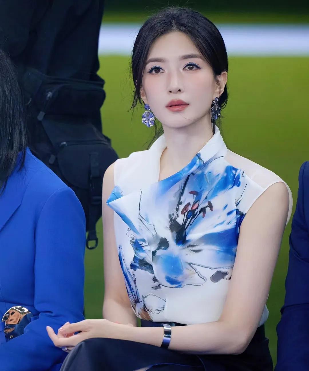 娱乐圈第一知性美女，江疏影不查不知道一查才发现，她身上的知性美是来自于她的学
