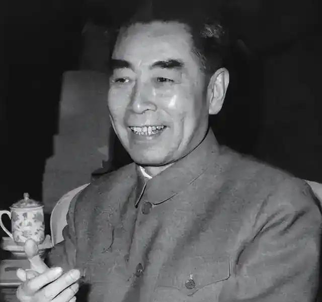 钱学森当着元帅的面写下“火箭军”三个字，周总理却说：这名字万万不能用这事儿，