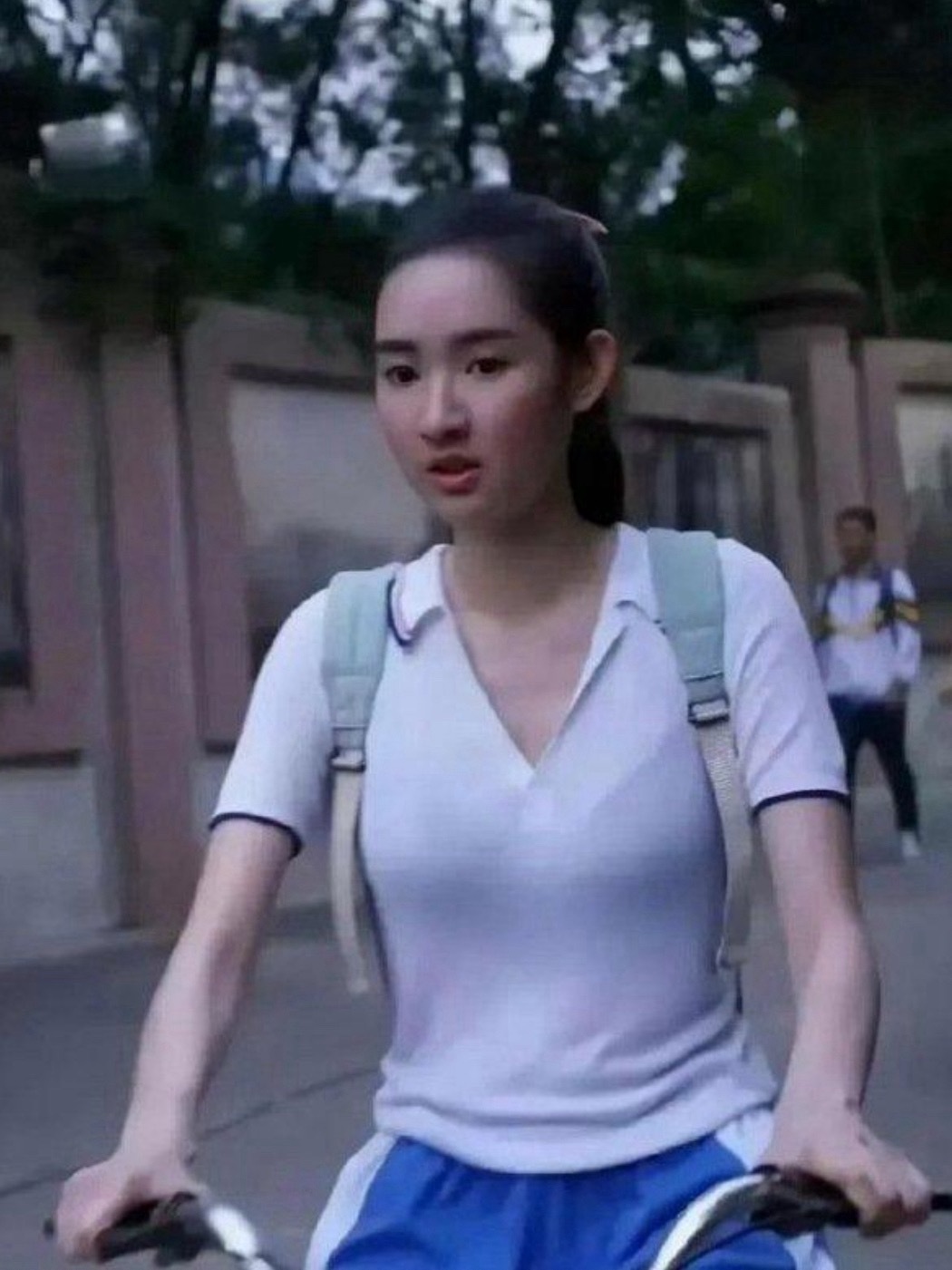 导演拍戏的时候不会觉得脸红吗？​​​