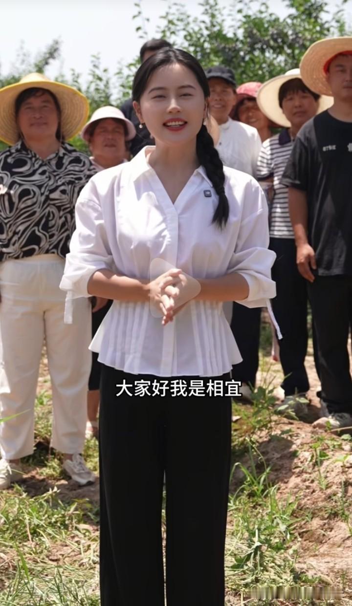 女博士相宜更新了视频，这次她带着白良村村民集体出镜。尝到网络卖桃子，卖西瓜的甜头