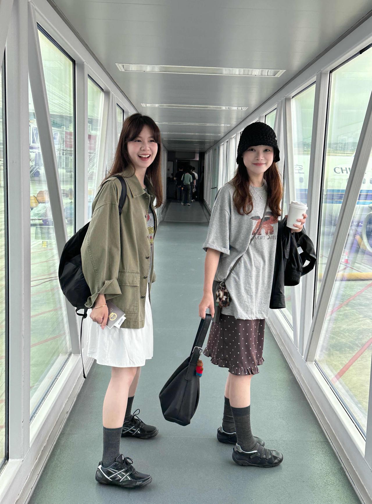 太喜欢这两个小姐姐穿衣风格了，韩里韩气超减龄！宽松工装外套、条纹T恤搭配半裙，