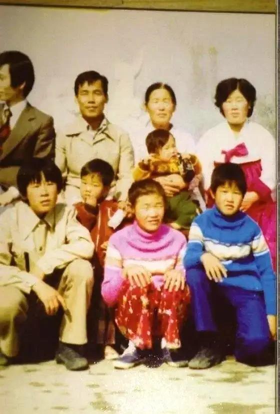 李在明和他大哥李在善长得很像，不过他们兄弟俩同母不同命。李在善58岁那年就因肺癌