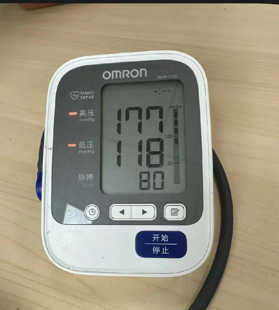 血压爆表，真的累了…今天下午一量血压，高压177，低压118，心跳还扑通扑通的