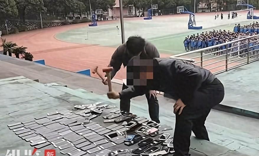 🌞上百台手机操场当场砸烂！湖南郴州菁华园学校的操场上，台子上摆满一长排收缴