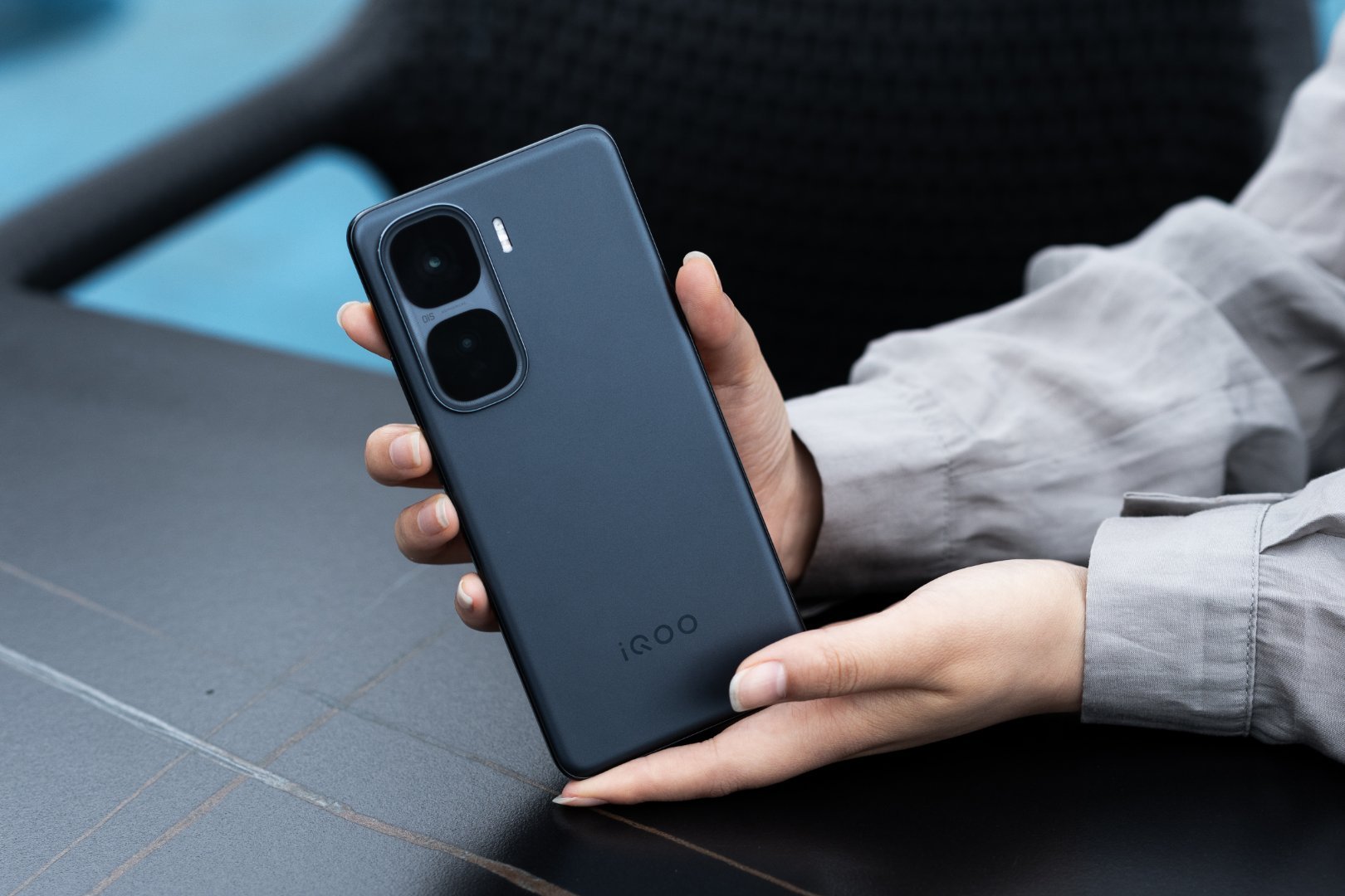 家人们快来看，iQOONeo10Pro＋疾影黑帅炸了！！而且这轻薄机身握着超