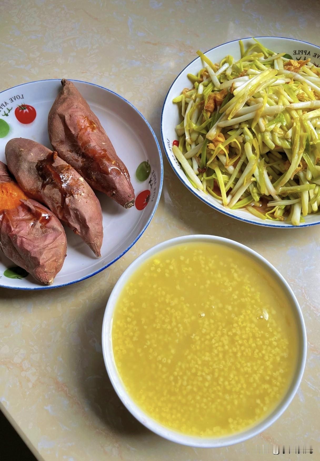 别再直接下水煮小米粥！粥铺不外传窍门，8分钟熬出厚厚一层米油煮小米粥看着简简单单