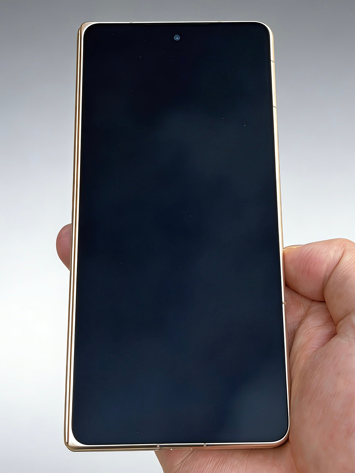 荣耀MagicV6到手了,有一说一，屏幕真有点东西。开箱后我发现这手机外屏没