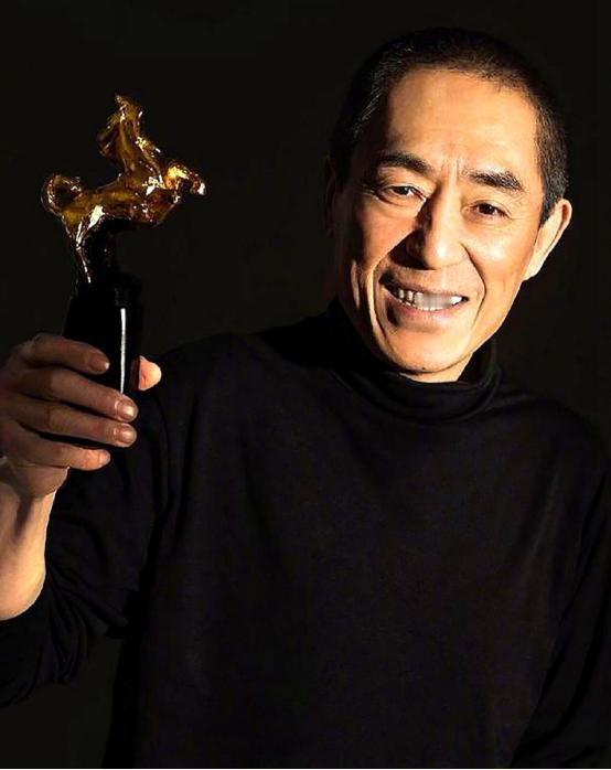 张艺谋回老家，对着修了一辈子自行车的残疾弟弟，说：哥给你三个选择，要么跟我去北京