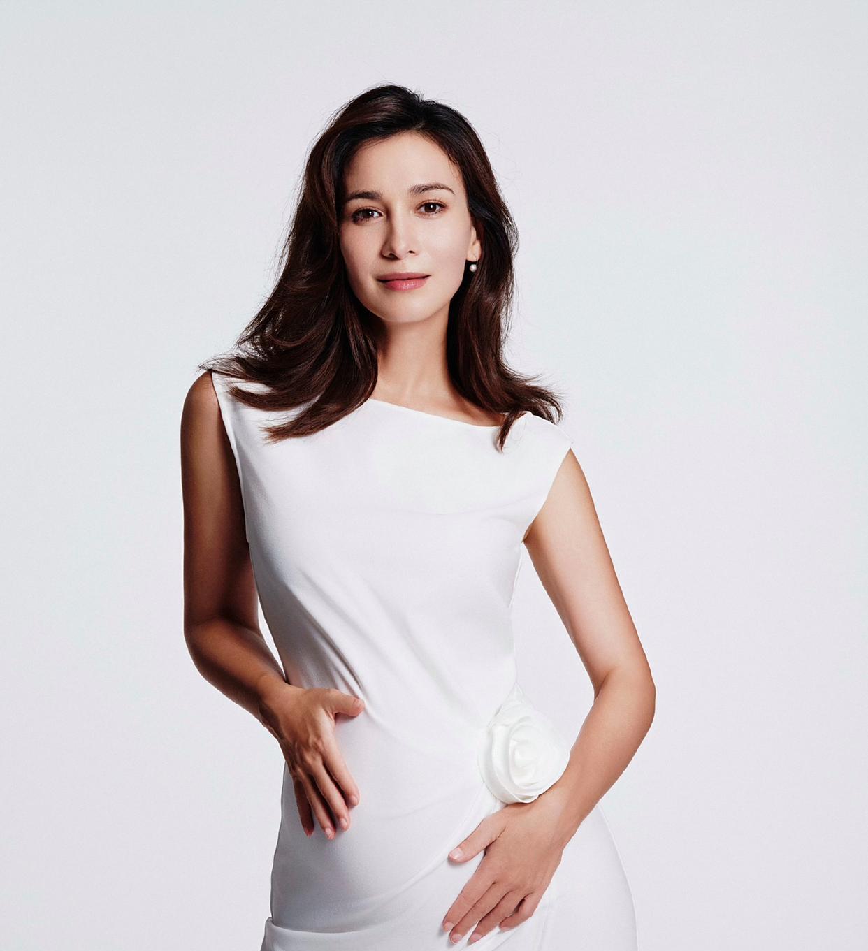 卢靖姗的二宝都快出生了，这肚子是一点也不显怀啊，从后面看过去压根不像个孕妈。