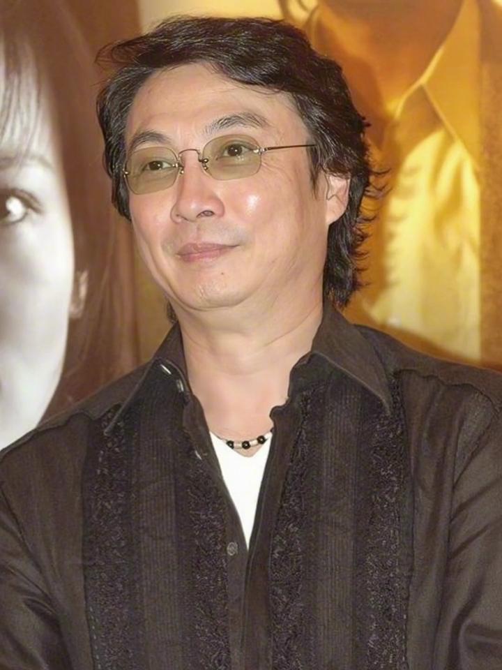43岁的演员刘松仁在航班上，对小他20岁的泰国空姐一见钟情，死缠烂打也要把人追到