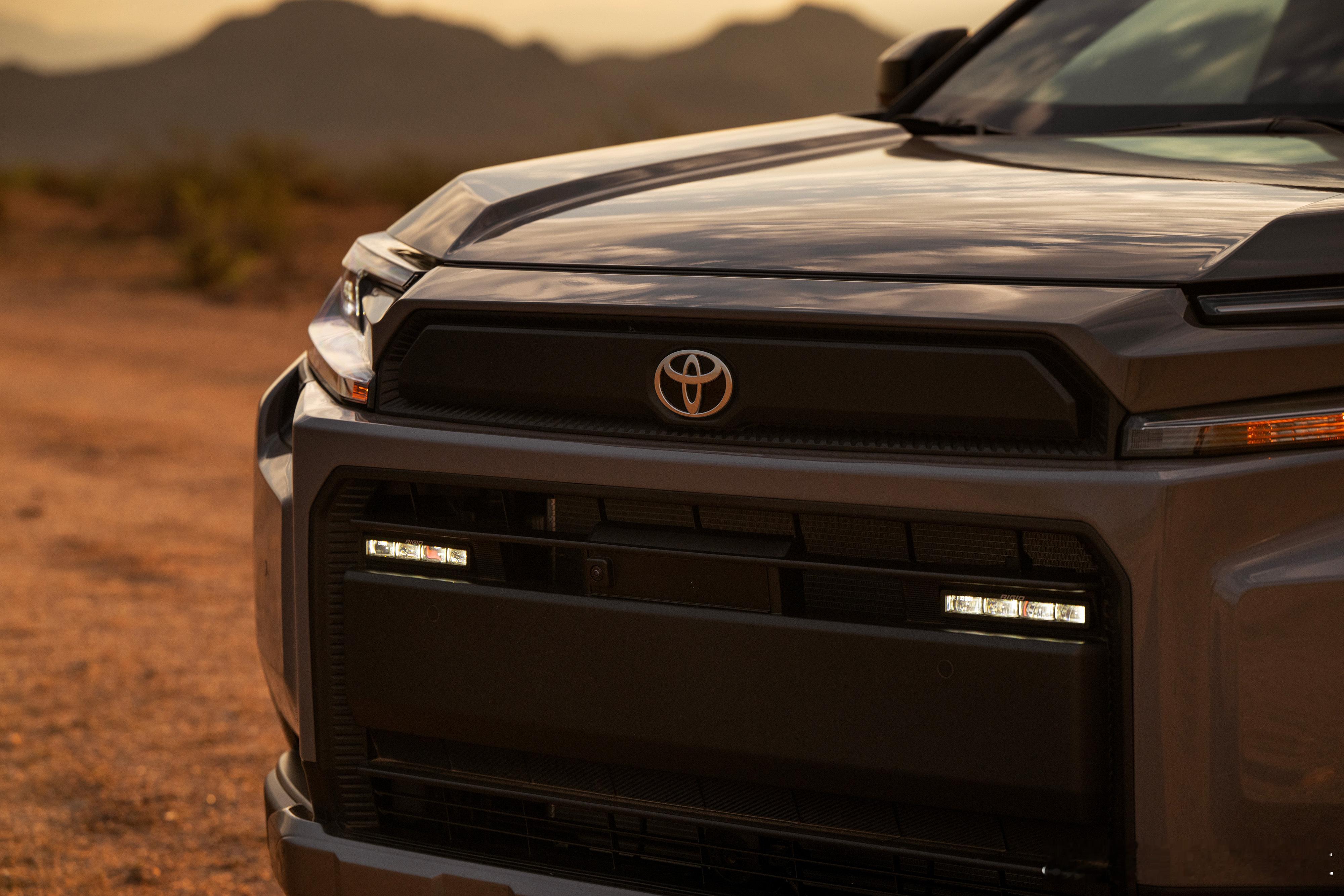 网传一汽丰田版本与原版的第六代RAV4Woodland越野版本对比，外观少了灯