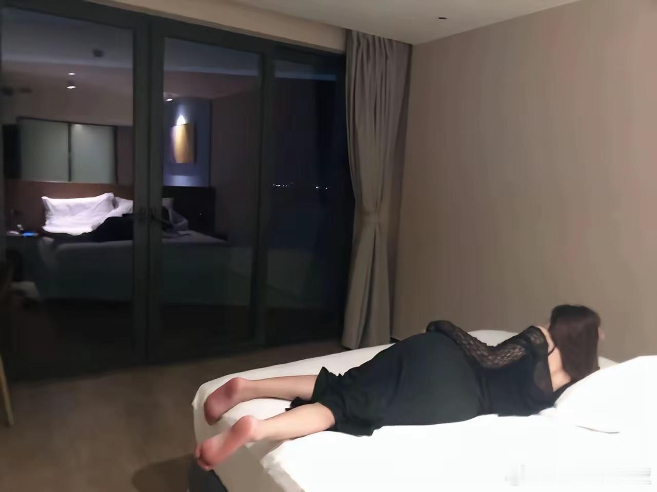 同居是三个意思。一是同居没有身体接触。二是同居同吃有身体接触，但没有性接触。三是