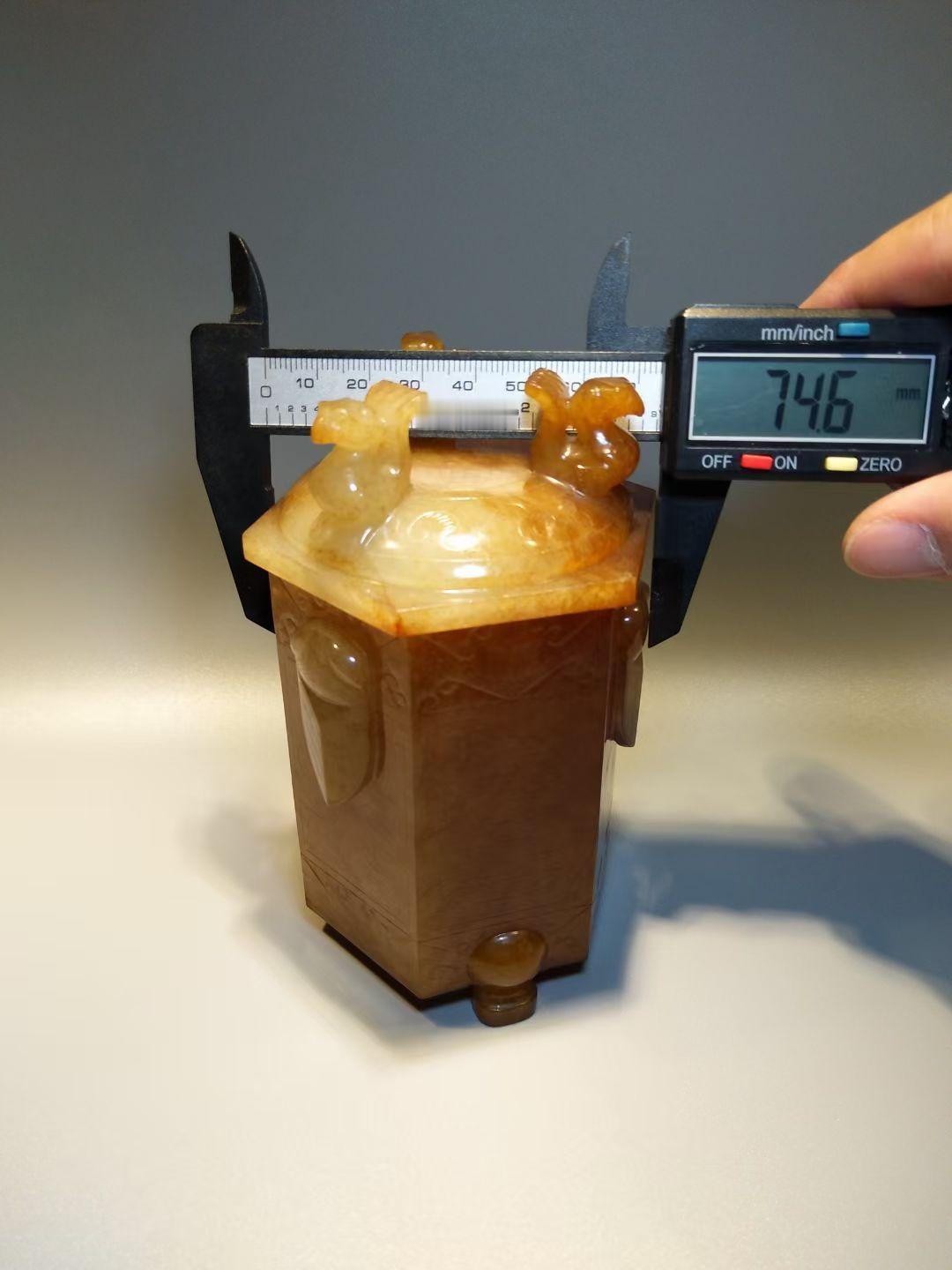 高古玉西汉玉罐，白玉变成秋葵色，没有岁月的沉淀，是出不了这种颜色的。像瓷器中的