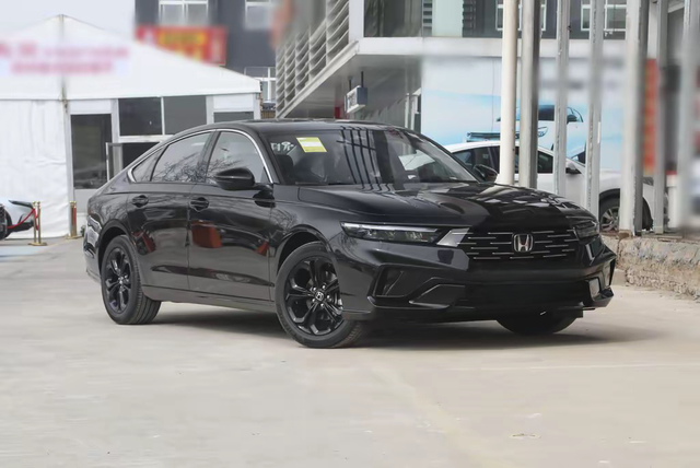 雅阁让我又爱又嫌先说满意的地方1.开着挺顺溜，动力够用：城里代步、高架上超