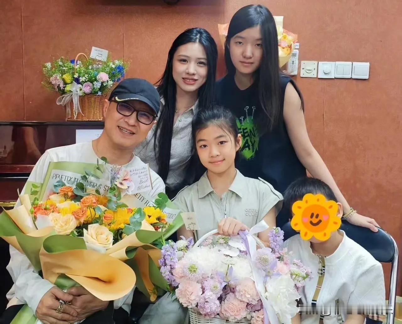 汪峰是个好爸爸，把4个孩子都聚在一起，姐姐弟弟一起等醒醒演出，这仪式感拉满。