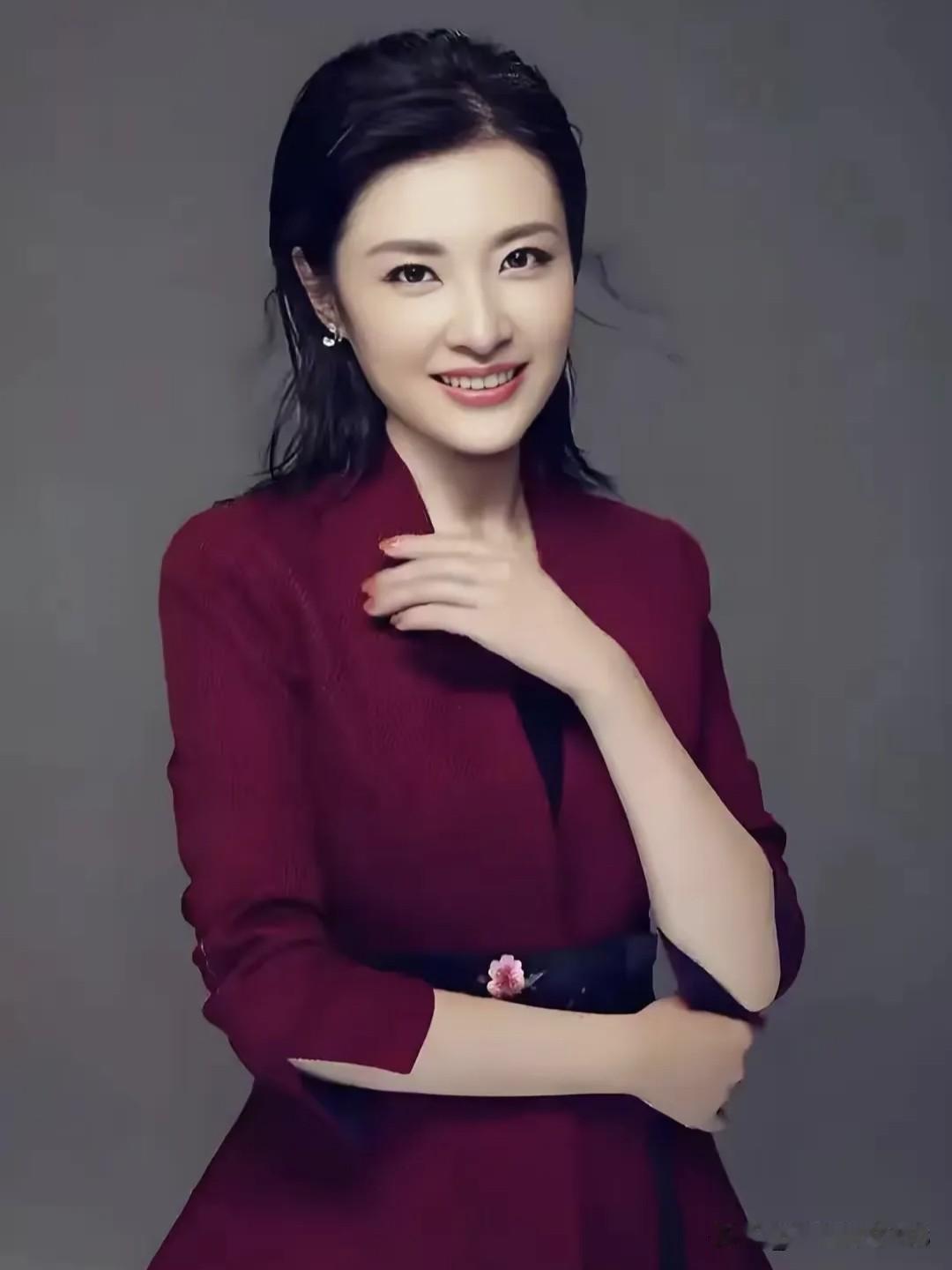 周涛，端庄如诗，温婉如玉。一颦一笑间，是岁月沉淀的优雅；一言一语中，有穿透时光的