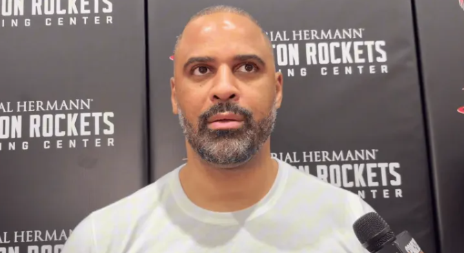 在火箭队内训练结束后，主教练艾米-乌度卡接受了记者的采访，谈到了阿尔佩伦-申京。