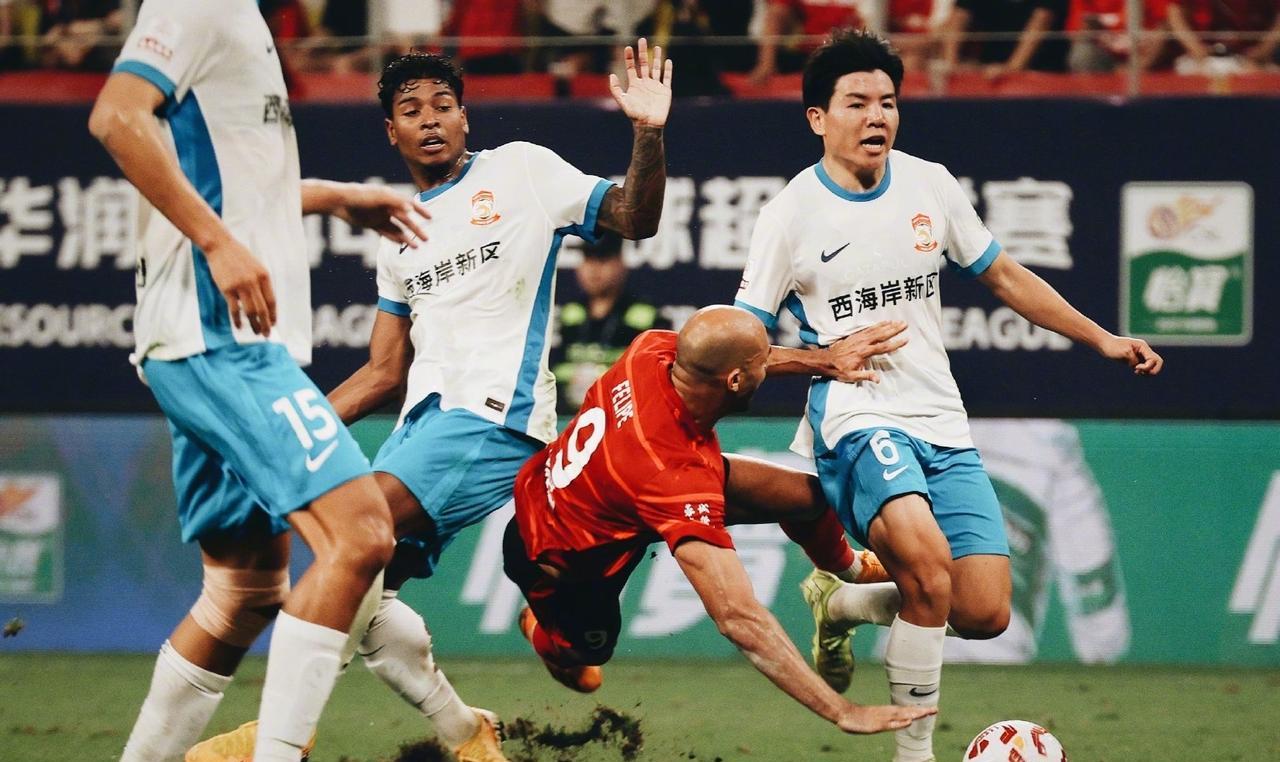 热血与遗憾交织！5月17日晚，中超第13轮焦点战在成都点燃，坐镇主场的成都蓉城迎