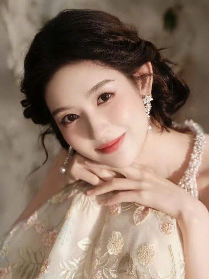 王玉雯一身仙裙自带高光，之前在《地球超新鲜》超圈粉，现在解锁主持新身份，肯定超精