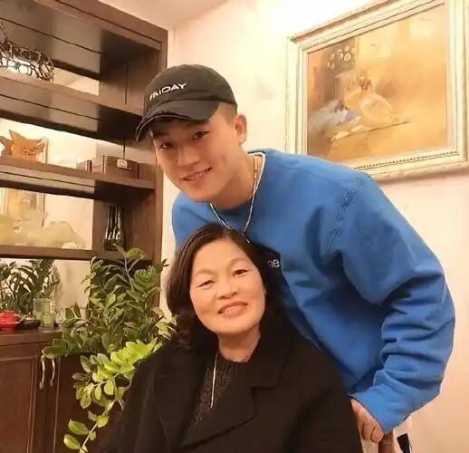 欧豪：爸，妈，我刚拍完戏回来，你们看我瘦了没？父亲：（放下手中的渔网）瘦点好