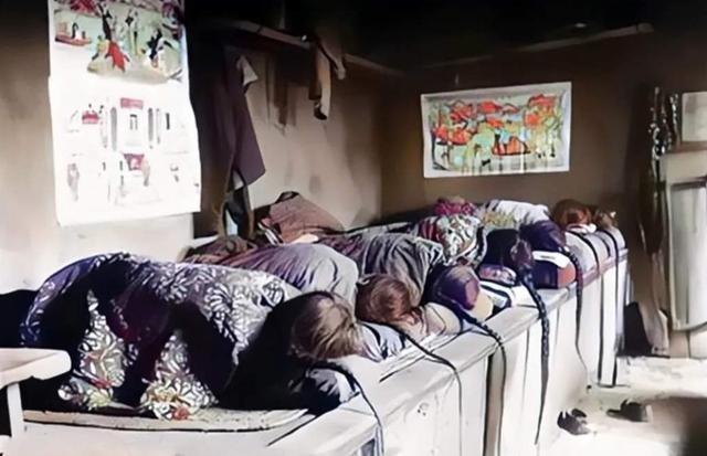 以前的穷人买不起棉被，是怎么度过寒冷的冬天？解放前有一种小旅馆叫“鸡毛店”，穷苦