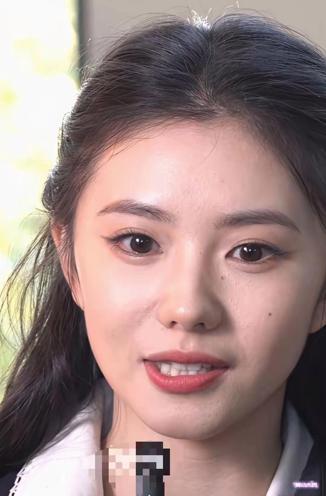 刘浩存这张脸确实很高级只是存在一个硬伤，那就是鼻孔太小，正面几乎看不到鼻孔