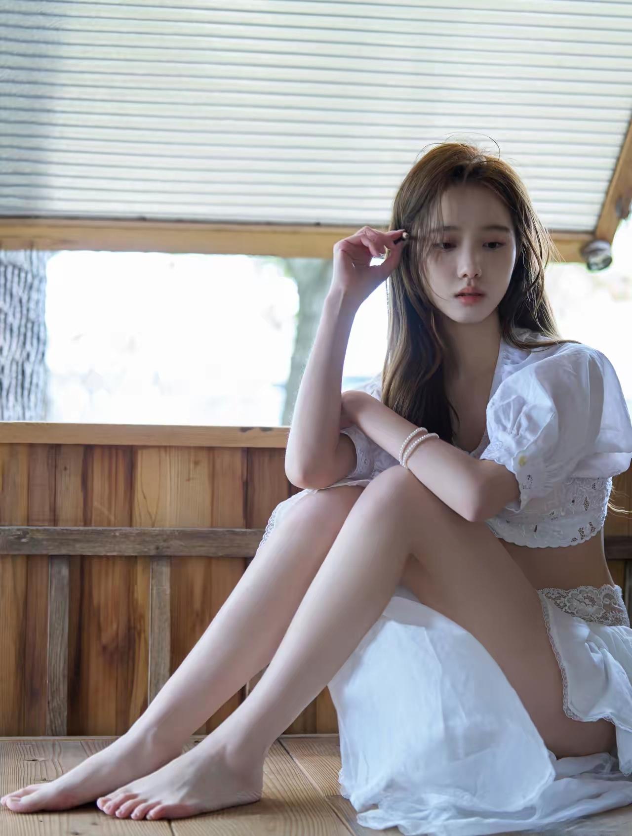 [玫瑰]李瑜uu，芒果新生代主持人，写真拍🉐这么性感[爱心]台里领导知道吗？[