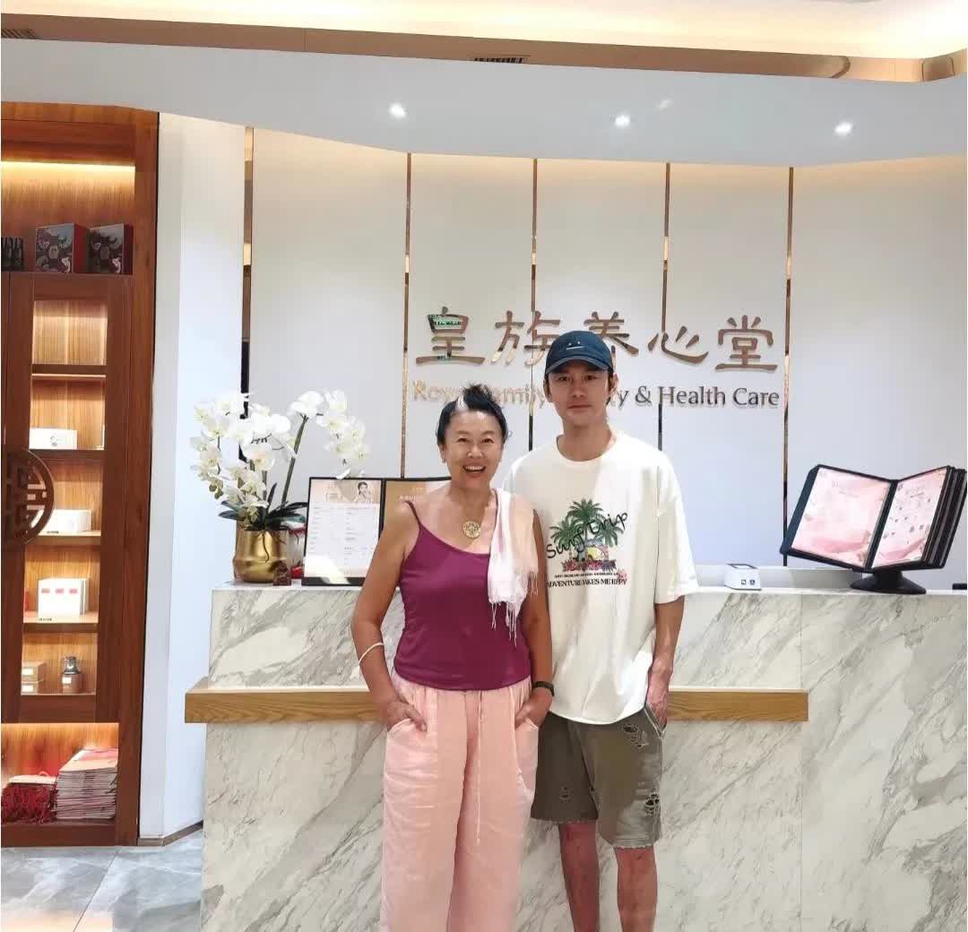 北京某美容院女老板晒出跟演员王凯的合影，说他跟美容院快20年。不说20年，就是1