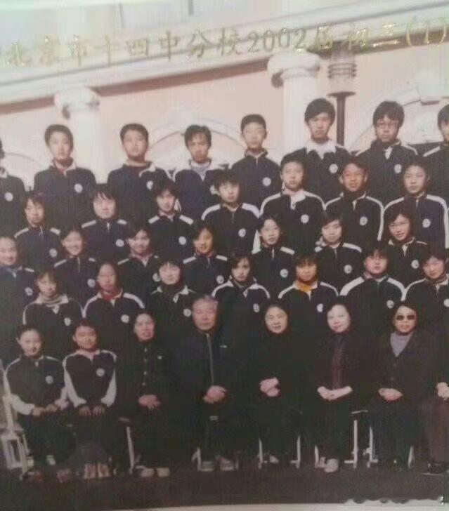 girl，小小的脸上好深邃的五官啊！​