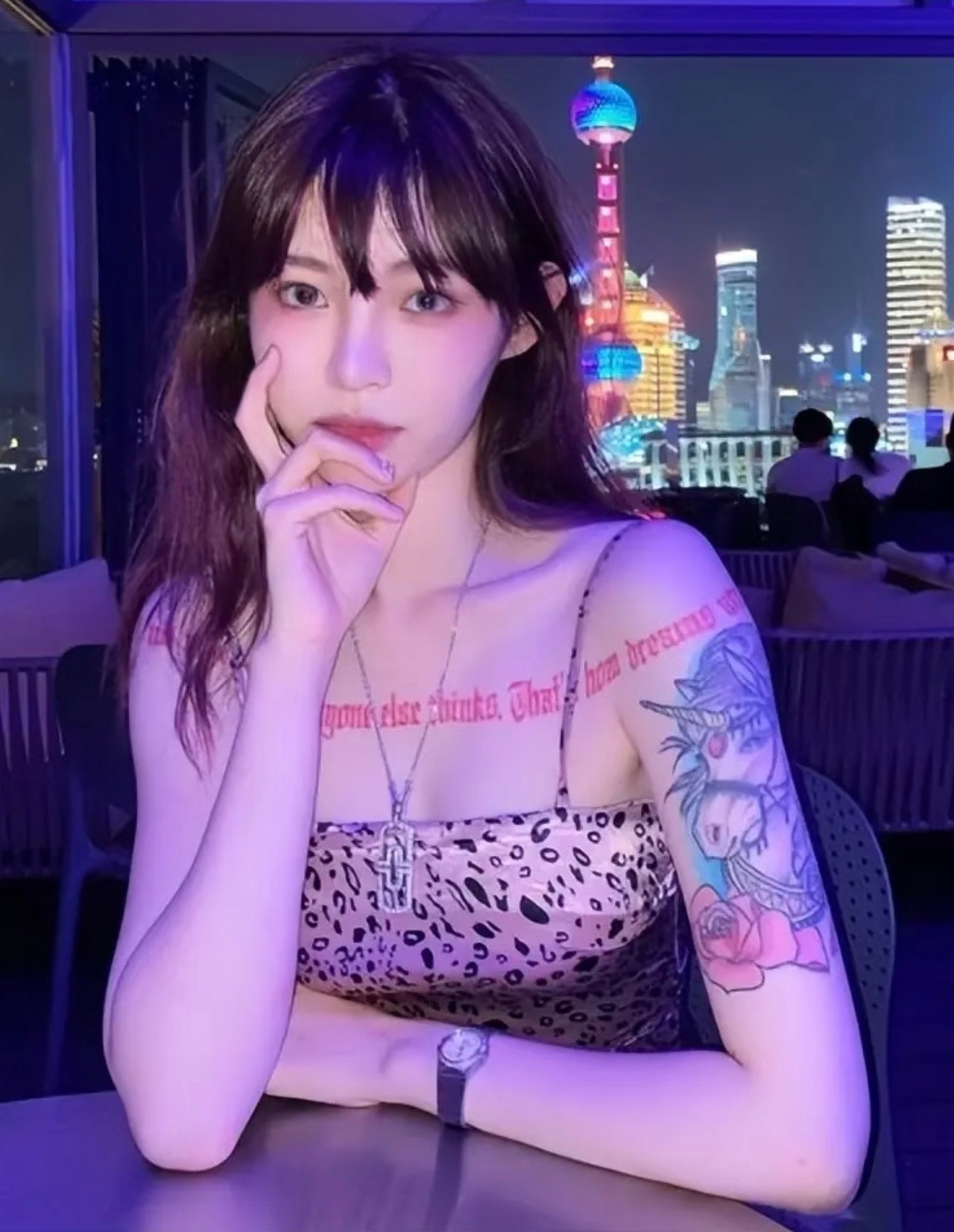 痞幼素颜状态说痞幼没有纹身，那这是啥即使也也没人在意，但是瞎说就不好了！