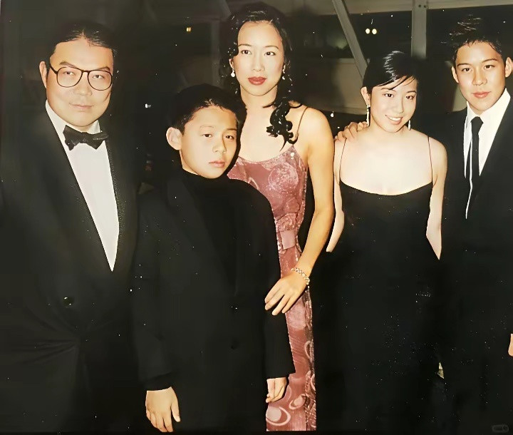 年轻时的霍启刚与父亲霍震霆、母亲朱玲玲以及弟弟霍启仁的一张留影，边上的女孩不知是