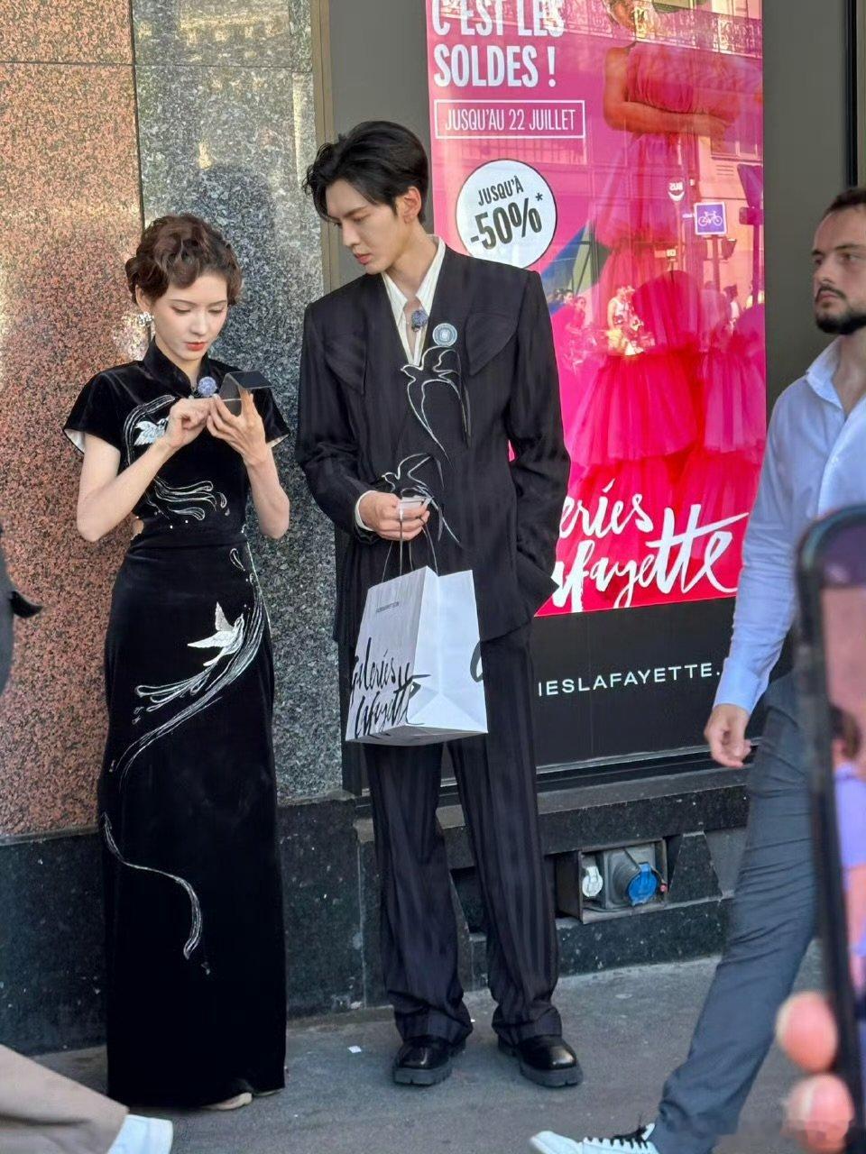 被爸妈认证的帅气和美貌巴黎合伙人笑死，网友爸爸吐槽张予曦旗袍配旅游鞋，不过帅哥美