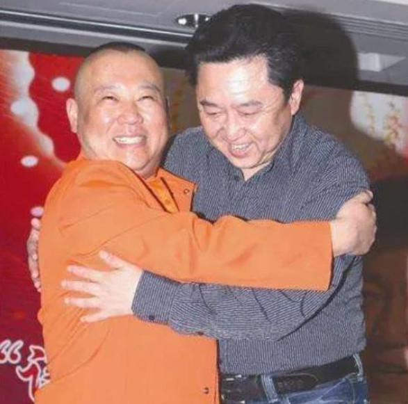 有一回，于谦的朋友跟他讲：“你给我留张票呗，我明天去给你捧场。”哪晓得于谦直接回