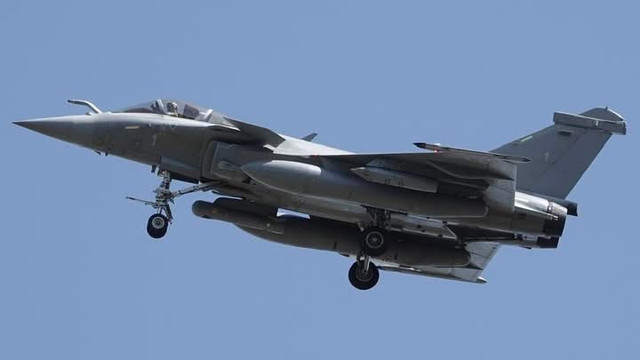 法国伊斯特尔空军基地，一架挂载激光制导火箭弹的“阵风”战斗机。相关测试终于启动。