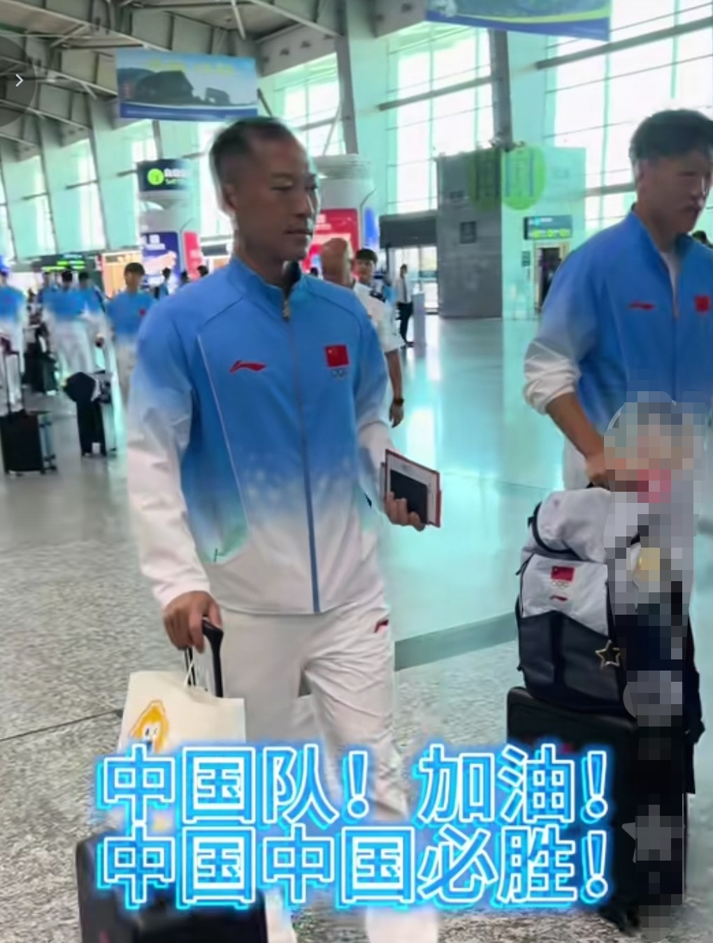 中国亚运男足出征！为何海港球员没有和申花球员走在一起！我们看到吴曦和朱辰杰走在一起！旁边没有蒯纪闻，