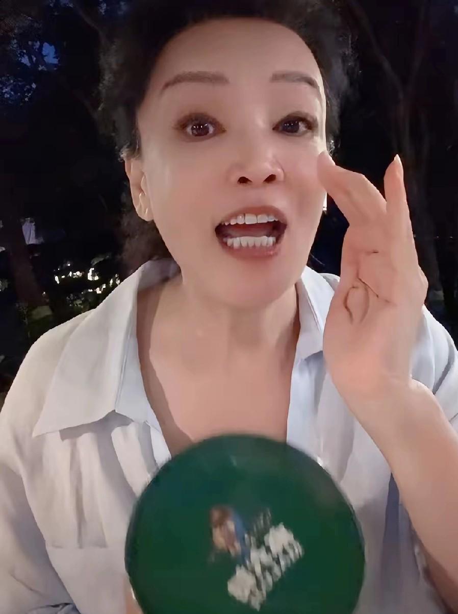 兰姐现在每一场直播都挺不容易的，因为总有黑粉举报，刷屏，捣乱。兰姐下播的时候，