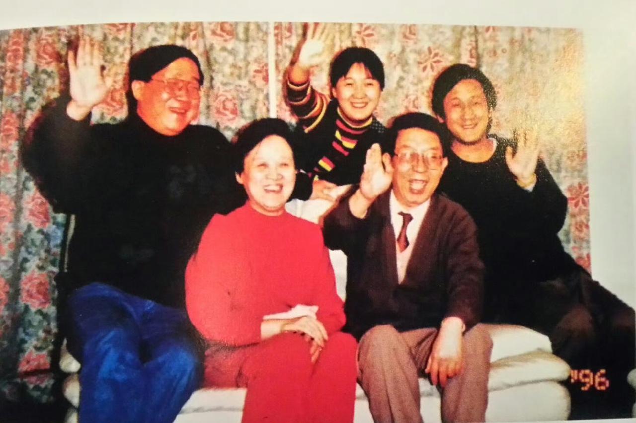 1996年，梁左和家人，一张温馨的合影，从左到右依次是梁左、母亲谌容、妹妹梁欢、