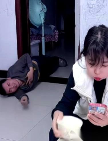 男人疼得在地上打滚，汗把头发都浸湿了，求老婆送他去医院。他老婆呢？就坐在饭桌