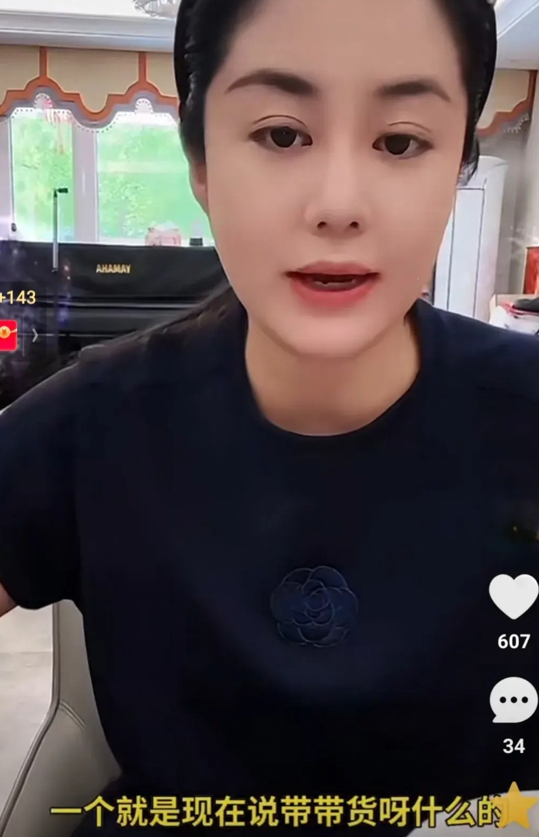 乡村爱情王小蒙的收入来源，说出了娱乐圈的现状，谁能想到王小蒙在本山传媒居然没有工