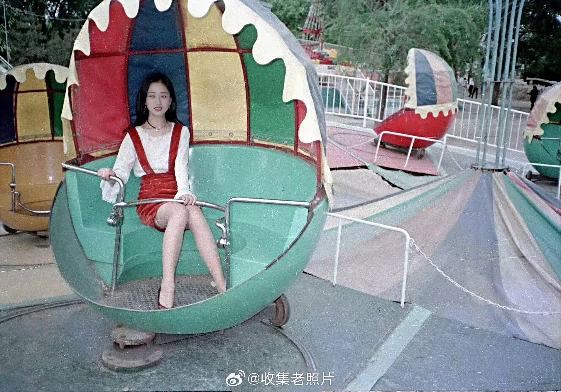 1996年，沈阳北陵公园游玩的女子。小姐姐的颜值，这在当时算什么水平？