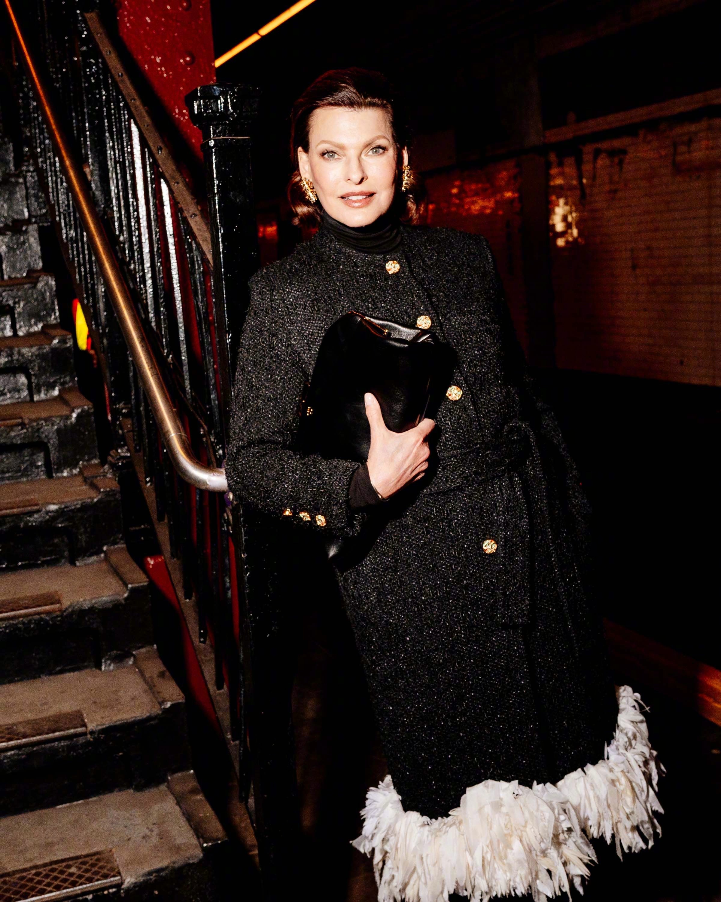 出席CHANEL2026高级手工坊系列发布秀嘉宾的纽约地铁🚇内写真。超模琳达