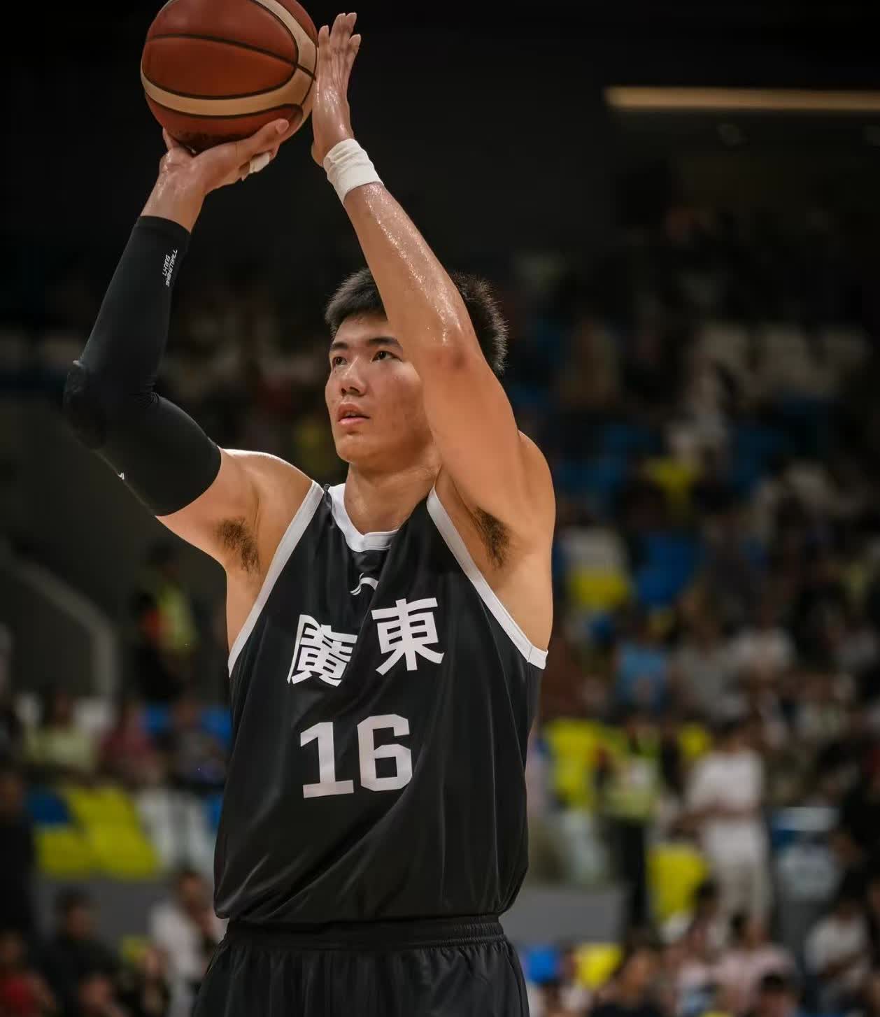 “名酒杯”广东两胜一负收官，张昊休战，焦泊乔还需适应宏远体系蓝领中锋打法“中