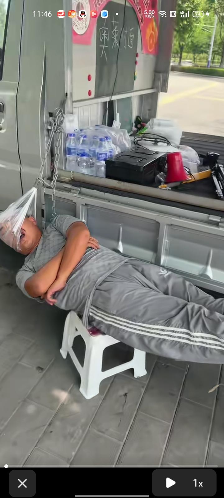 7月10日，晋城高平市。网友晒视频称，正值午休，摊主没找正经歇脚处，偷枕着挂在车