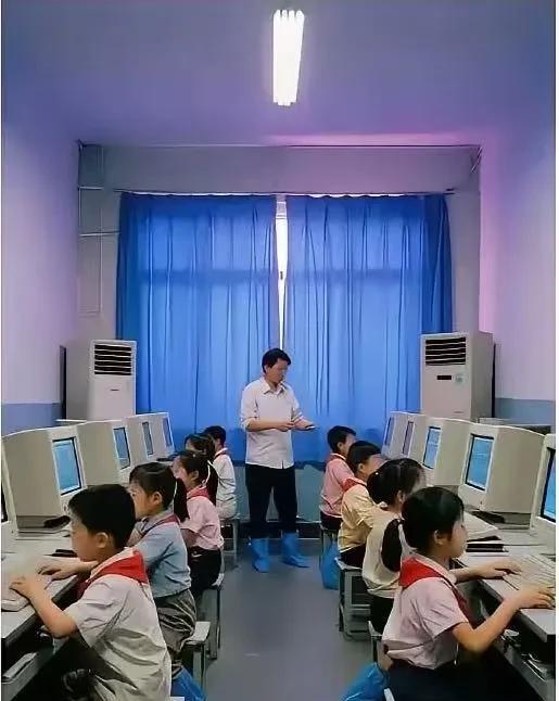 一直有个问题困扰我，我们小时候去机房上电脑课，必须脱鞋或者戴鞋套，现在为什么不用
