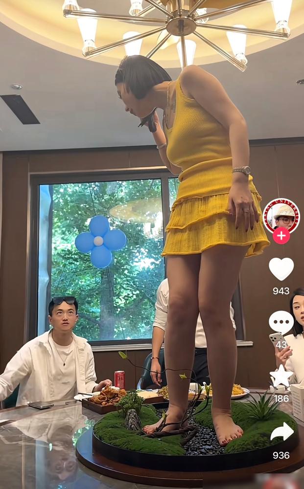 高跟鞋踩在饭菜转盘上，快门声咔咔响，一桌大老爷们围着拍。你以为是哪家网红在拍杂