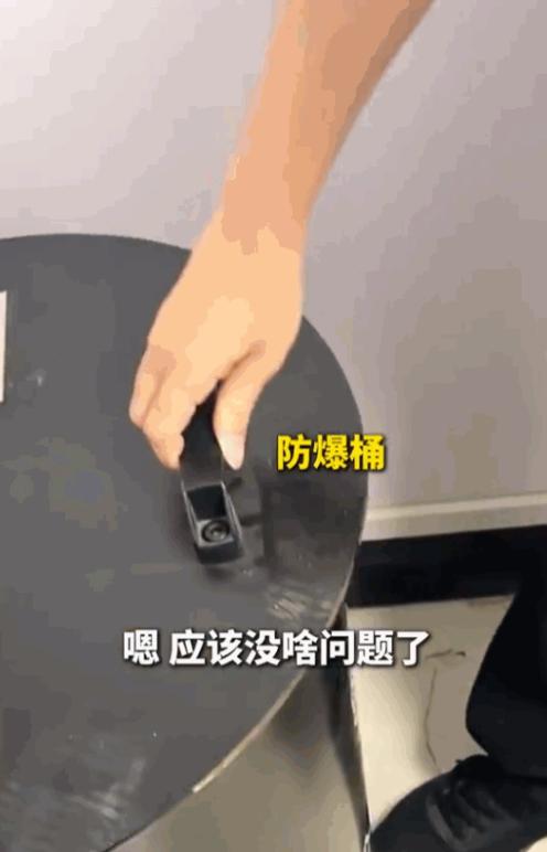 无知者无畏！湖北，一位大妈在河边悠闲地洗着衣服，谁曾想竟然从水里捞出了一个沉甸甸