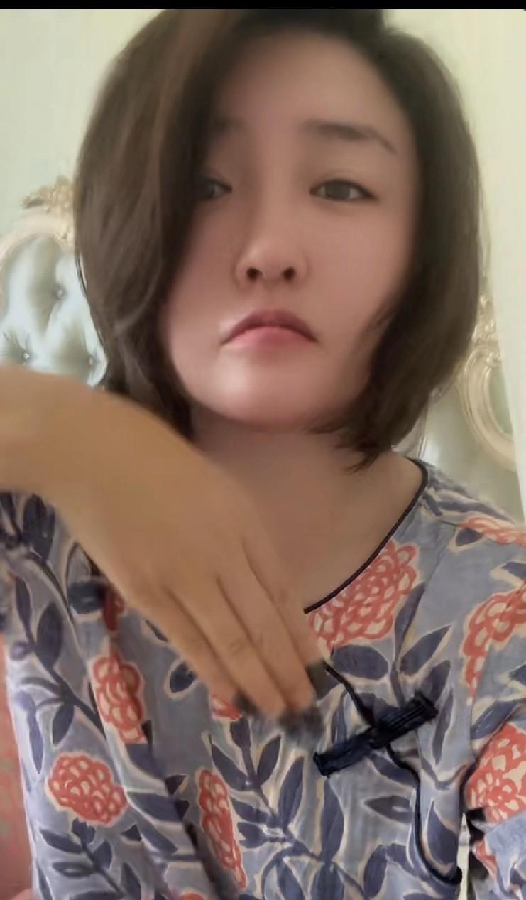 这几天老魏把脸都丢尽了，中秋都没过好，他做梦也没想到自己当着直播间粉丝的面，给徒
